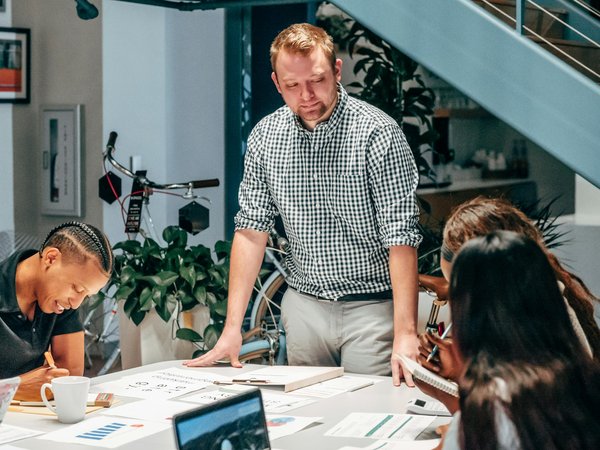 Transformez votre espace avec une lampe de bureau rechargeable personnalisée