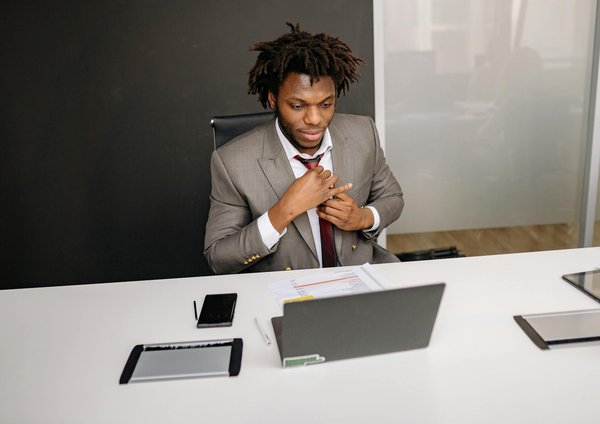 Les Erreurs Fréquentes en Stratégie Commerciale : Comment les Éviter pour Réussir